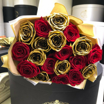 Красно-золотые розы в букете - 19 шт. Красно-золотые розы в букете - 19 шт.