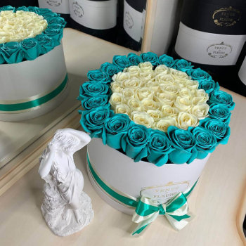 Белые розы с бирюзовой окантовкой - 51 шт. Белые розы с бирюзовой окантовкой - 51 шт.