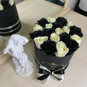 19 черно-белых роз в коробке 19 черно-белых роз в коробке
