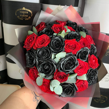 29 черно-красных роз с эвкалиптом