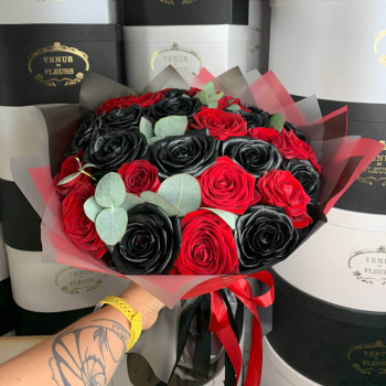 Букет бело-черных роз от 19 шт.