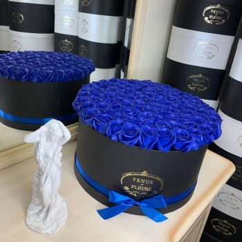 101 синяя роза в коробке