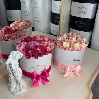 Кустовые розы в коробке от 29 шт. Кустовые розы в коробке от 29 шт.