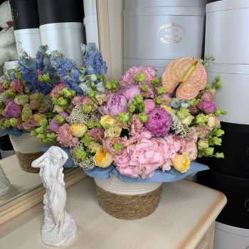 Шикарный микс с дельфиниумом - 53 шт. Шикарный микс с дельфиниумом - 53 шт.