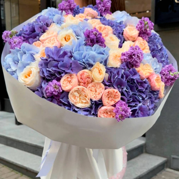 Букет гортензий и пионовидных роз - 35 шт.