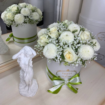 Белые хризантемы с гипсофилой