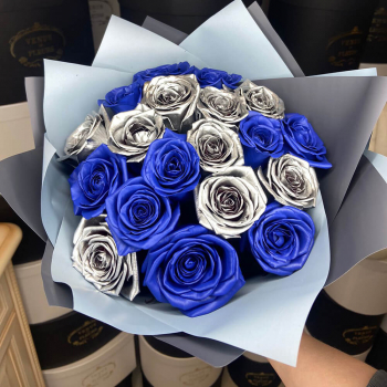 19 сине-серебряных роз в букете 19 сине-серебряных роз в букете