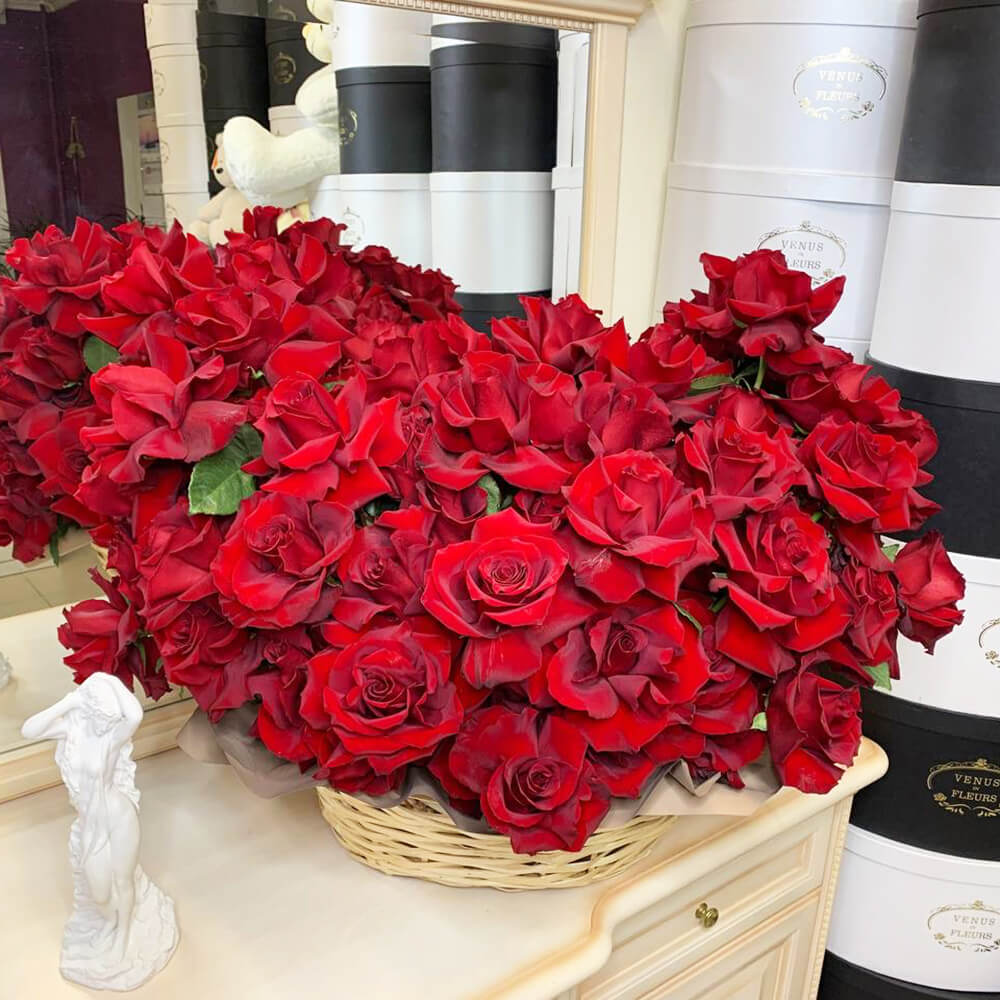 Красные французские розы в корзине от 25 шт. Красные французские розы в корзине от 25 шт.