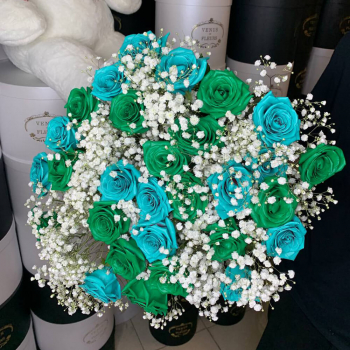 Зелено-бирюзовые розы с гипсофилой в букете - 35 шт.