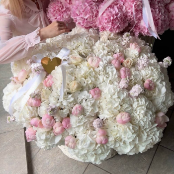 Гортензии с пионами в корзине - 101 шт.