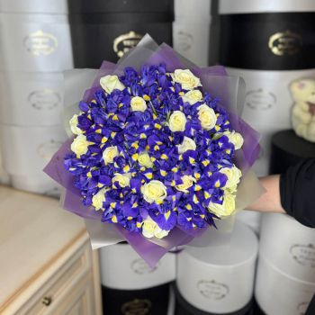 Ирисы с белыми розами - 71 шт.