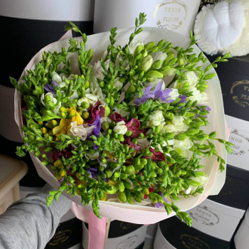 101 фрезия микс в букете 101 фрезия микс в букете