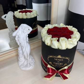 Красные розы с окантовкой от 19 шт. Красные розы с окантовкой от 19 шт.