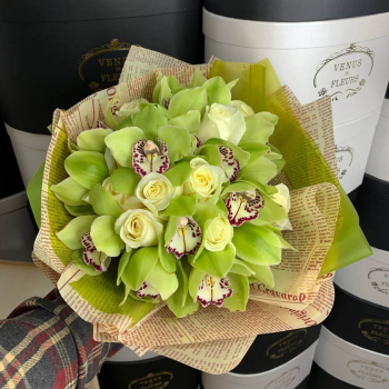 Зеленые орхидеи с розами - 19 шт.