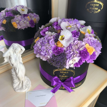 Небесный микс с гортензиями в коробке - 51 шт.