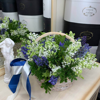 Корзина белой сирени с гиацинтами - 55 шт. Корзина белой сирени с гиацинтами - 55 шт.