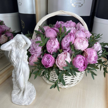 Розовые пионы в корзине - 19 шт. Розовые пионы в корзине - 19 шт.