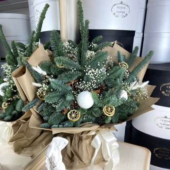 Новогодний букет с гипсофилой - 21 шт.