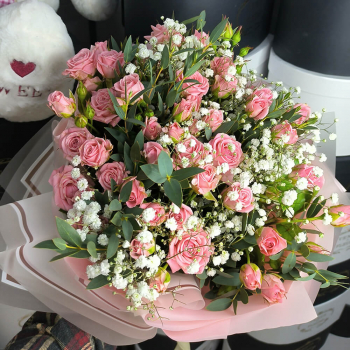 Кустовые розы с гипсофилой - 11 шт. Кустовые розы с гипсофилой - 11 шт.