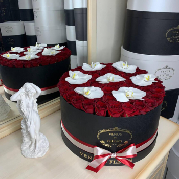 101 красная роза с орхидеями