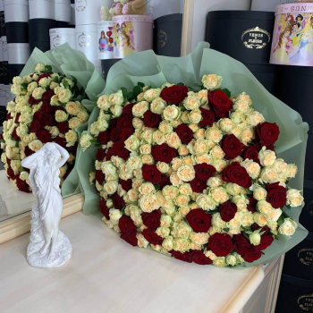 Красные розы с кустовыми в букете от 29 шт.