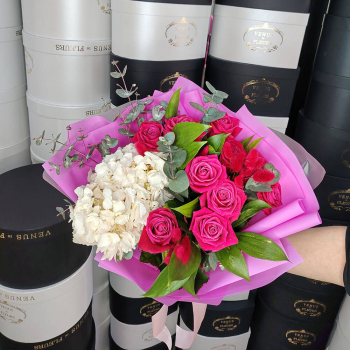 Букет малиновых роз с гортензией - 11 шт. Букет малиновых роз с гортензией - 11 шт.