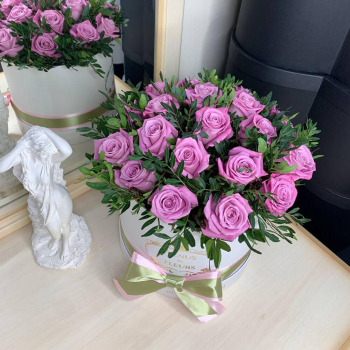 19 фиолетовых роз в коробке