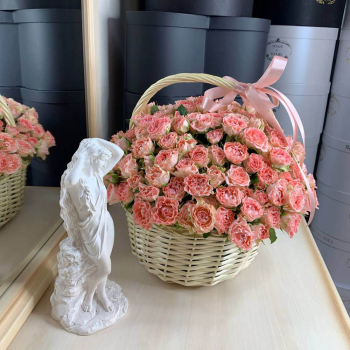 Розовые кустовые розы в корзине - 51 шт.