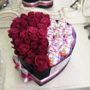 Малиновые розы с киндерами - 41 шт. Малиновые розы с киндерами - 41 шт.