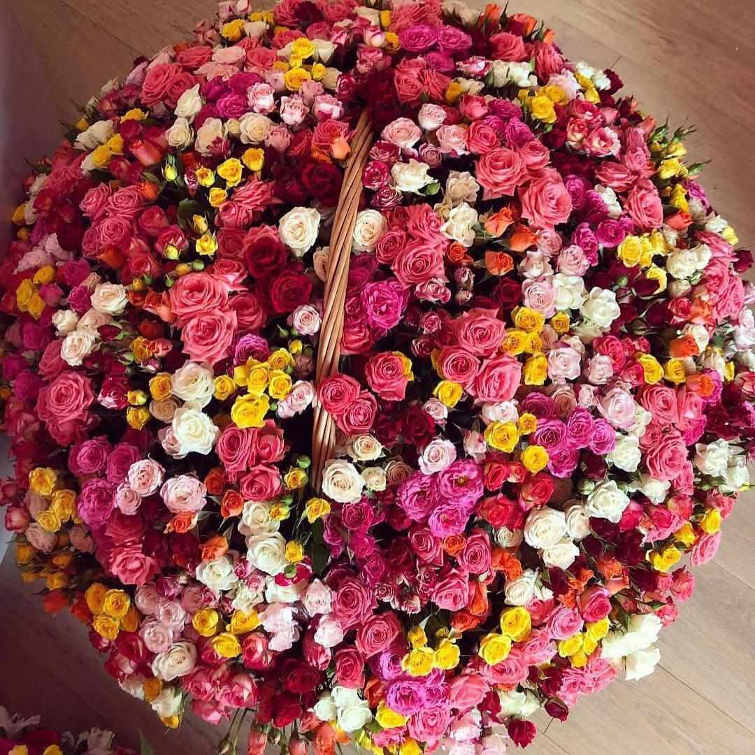 Микс из кустовых роз в корзине от 81 шт. Микс из кустовых роз в корзине от 81 шт.