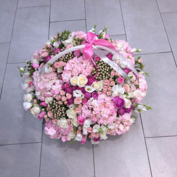 Гортензии с розами в корзине от 75 шт.