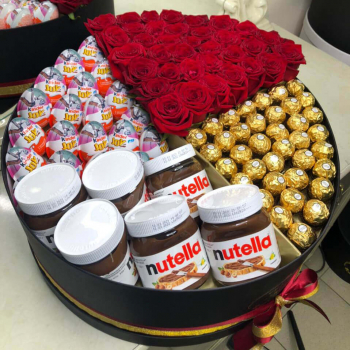 Цветы с шоколадом в коробке купить в Москве ✿ Заказать на дом цветы с  шоколадом