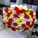 Разноцветные розы в букете от 19 шт. Разноцветные розы в букете от 19 шт.