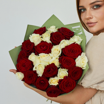 Красно-белые розы в букете от 9 шт. Красно-белые розы в букете от 9 шт.