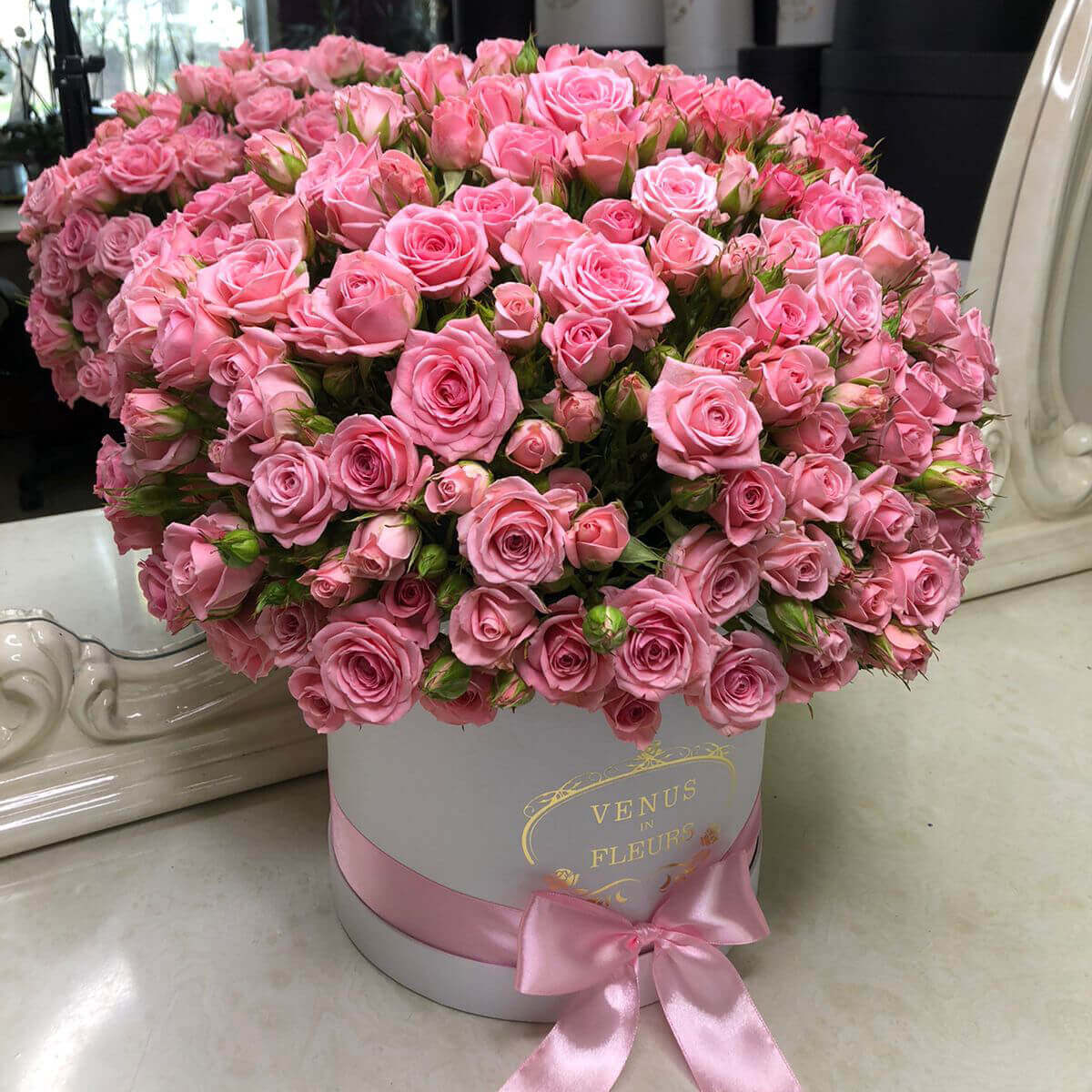 Кустовые розы в коробке в форме шара Кустовые розы Venus in Fleurs
