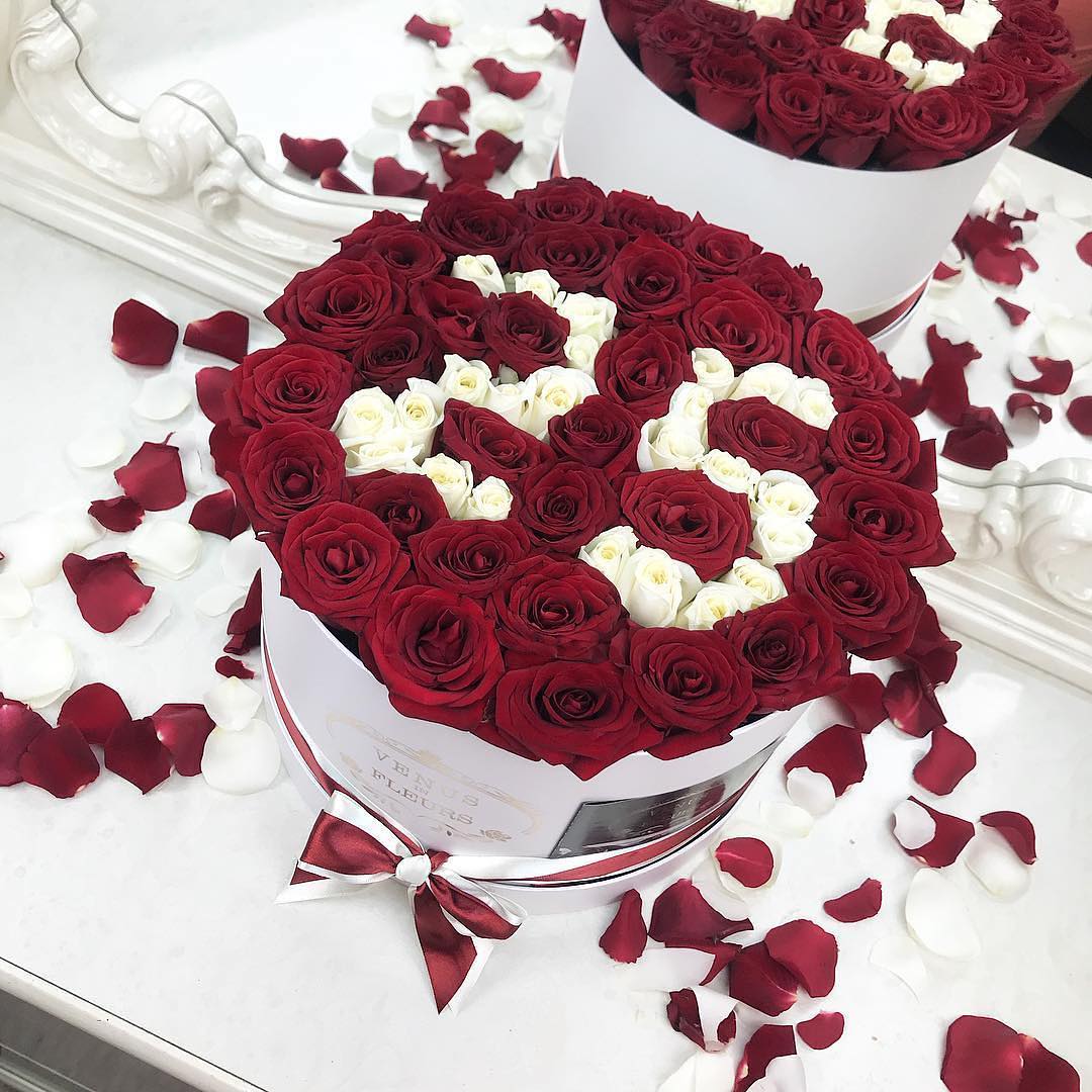 Розы в коробке "С днем рождения" Розы с датой Красные Venus in Fleurs