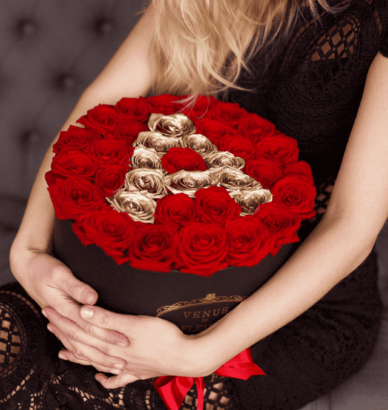 Красные розы с золотой буквой в коробке Venus in Fleurs
