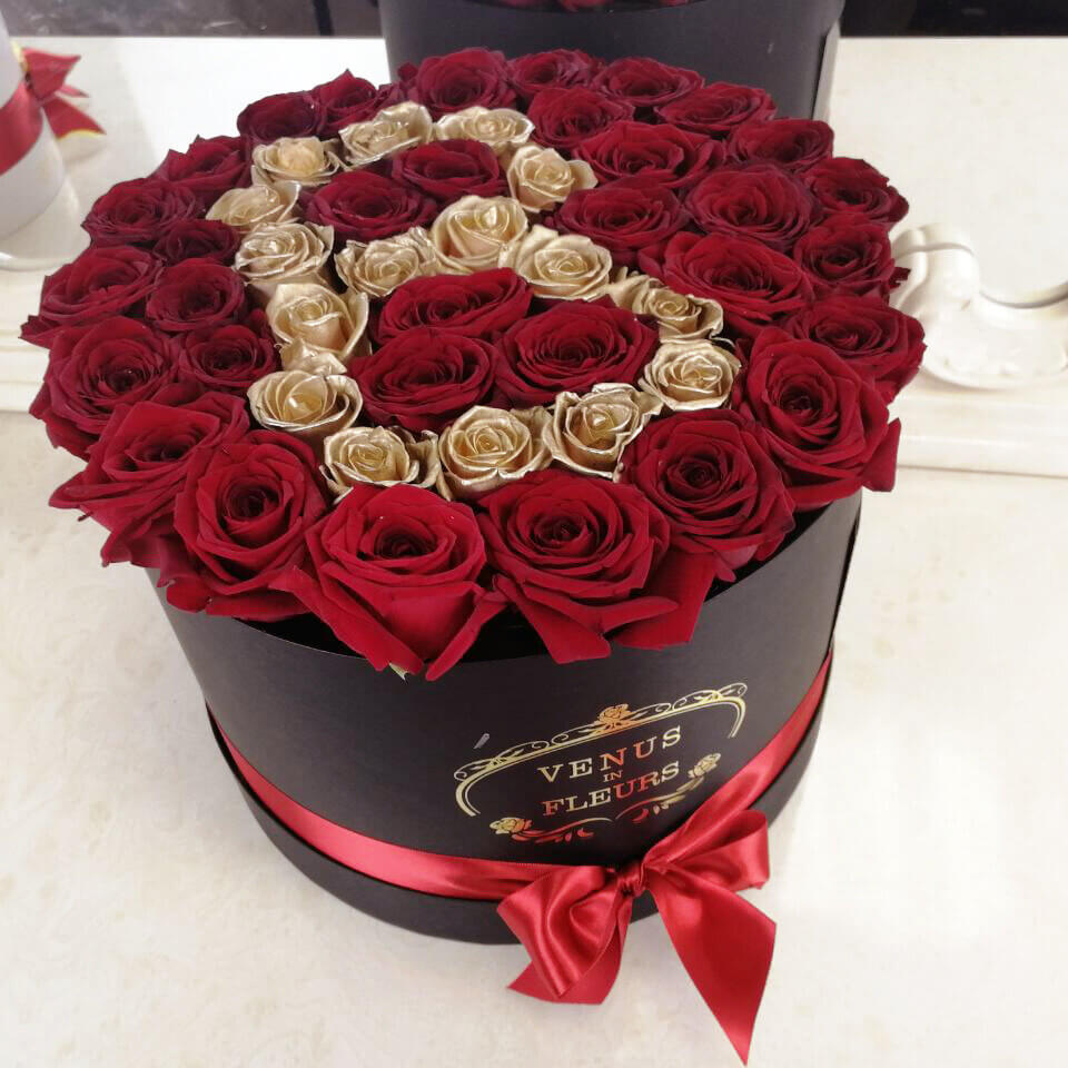Красные розы с золотой буквой в коробке Venus in Fleurs