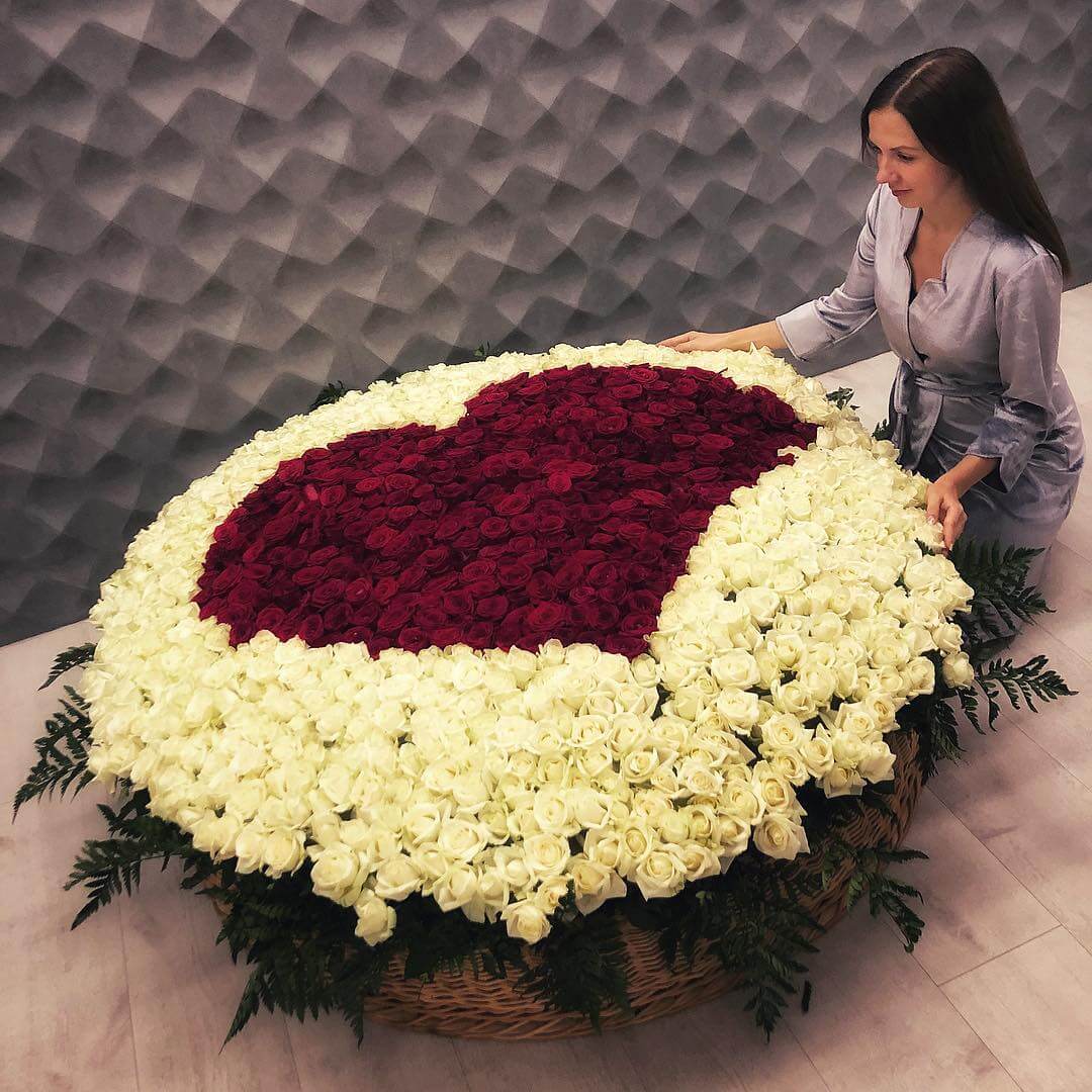1001 роза - красное сердце за 148 590 руб. | Бесплатная доставка цветов по  Москве