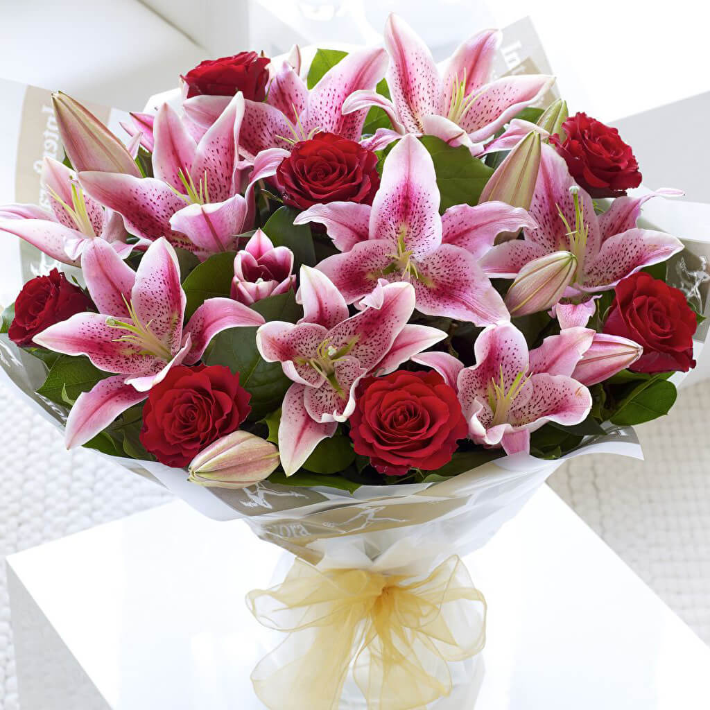 Букет лилий с розами - 19 шт. за 12 190 руб. | Бесплатная доставка цветов  по Москве