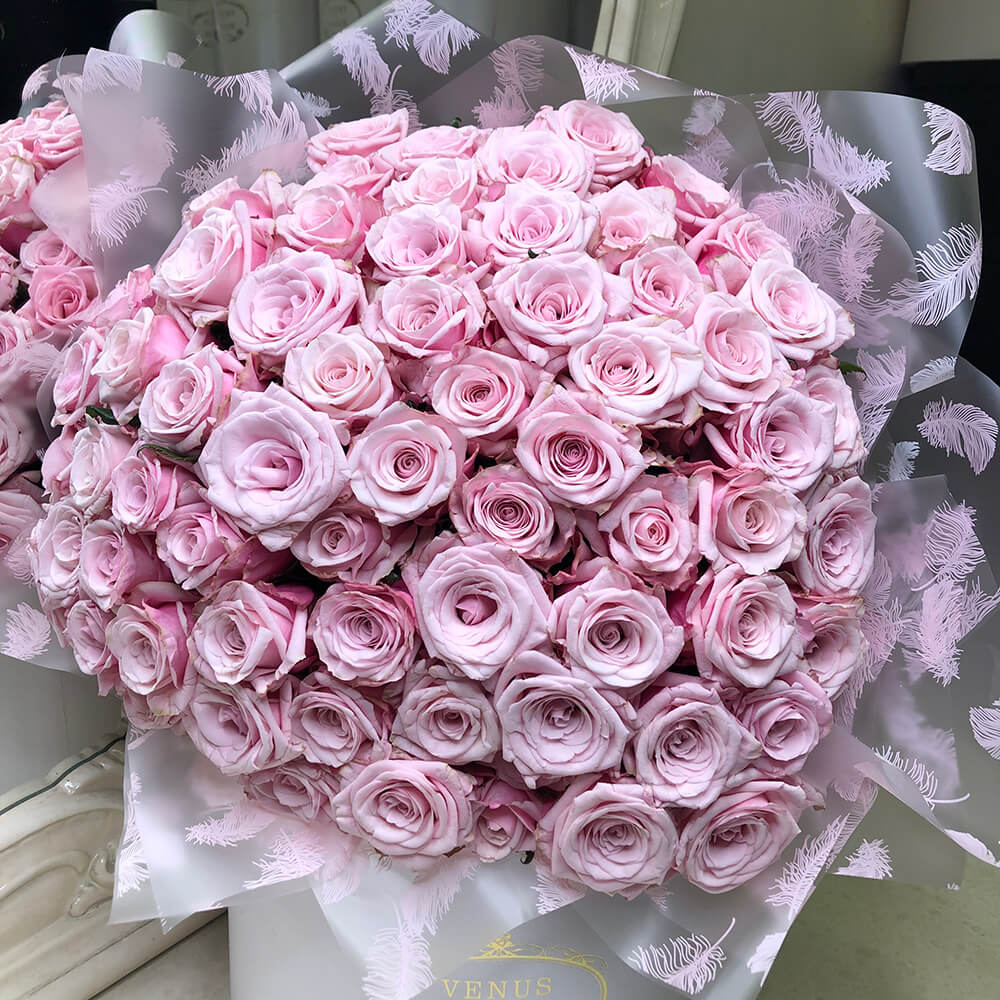 Необычные розовые розы в букете за 3 490 руб.