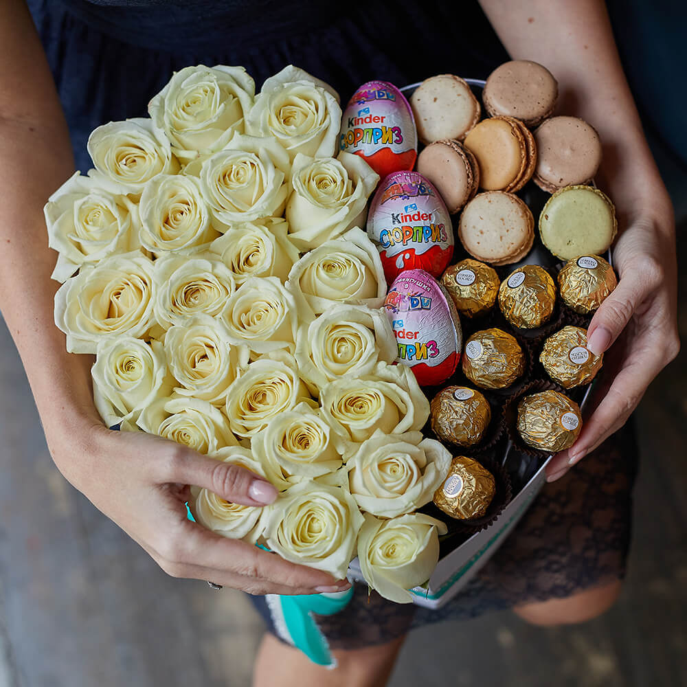Белые розы со сладостями от 41 шт. за 10 190 руб. | Бесплатная доставка  цветов по Москве