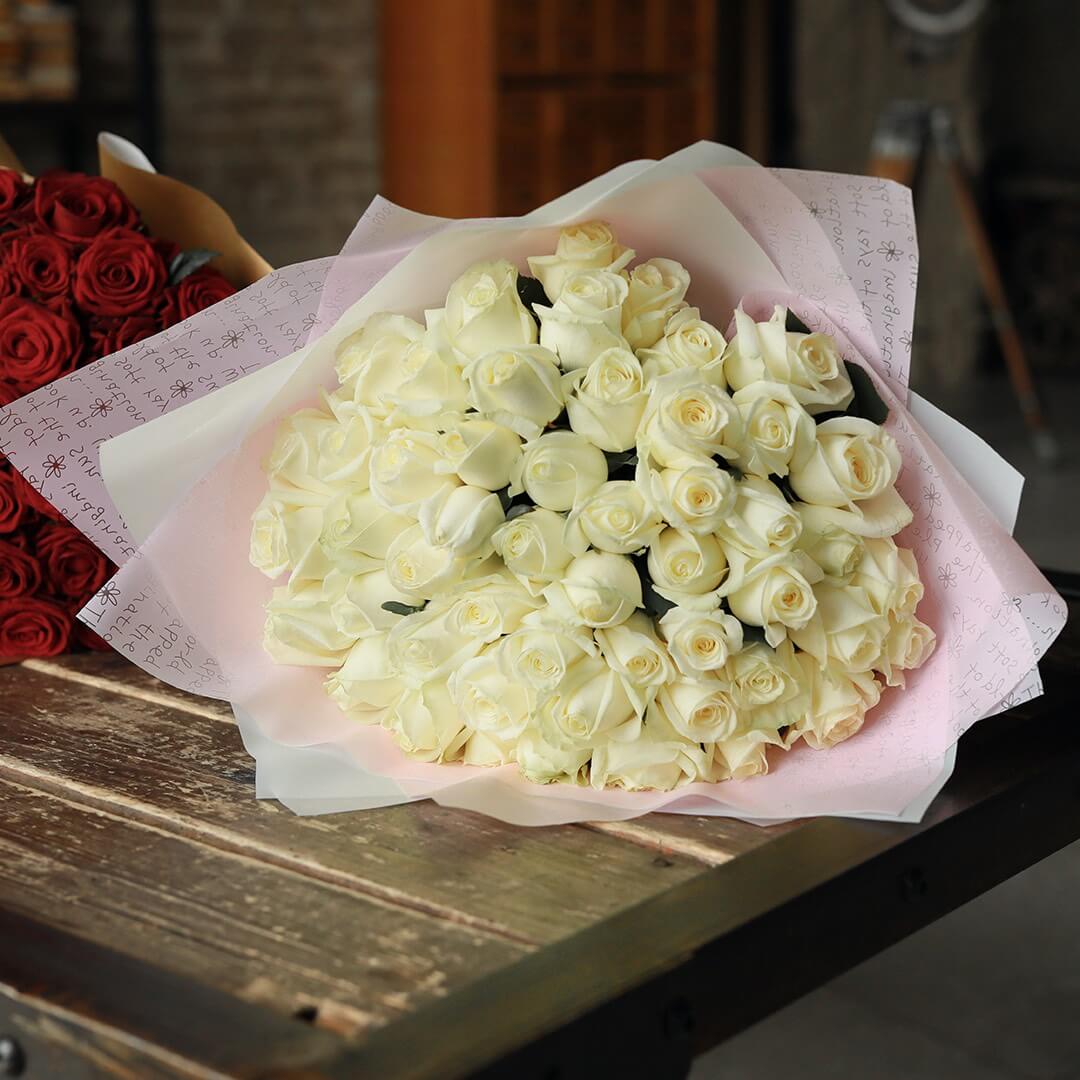 41 белая роза в букете за 7 690 руб.