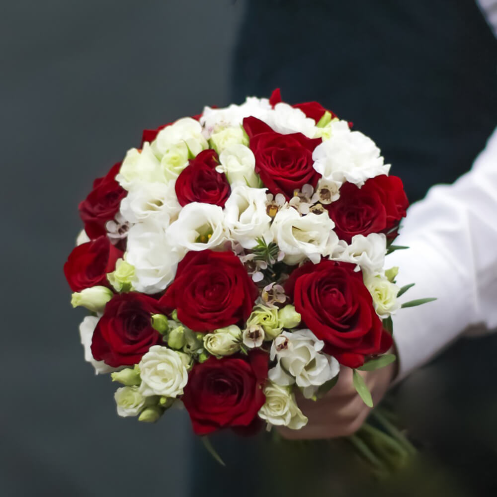 Красно белый букет невесты