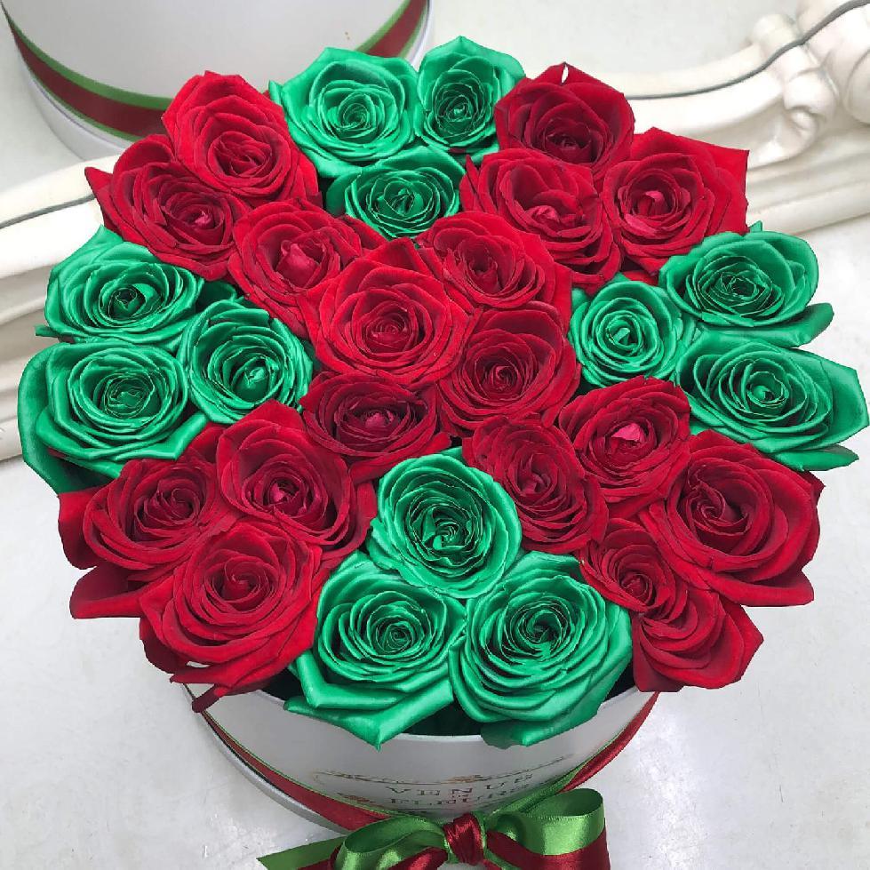 Красные розы через зеленое стекло. Букет зеленых роз. Букет роз на зеленом фоне. Зеленые розы купить.