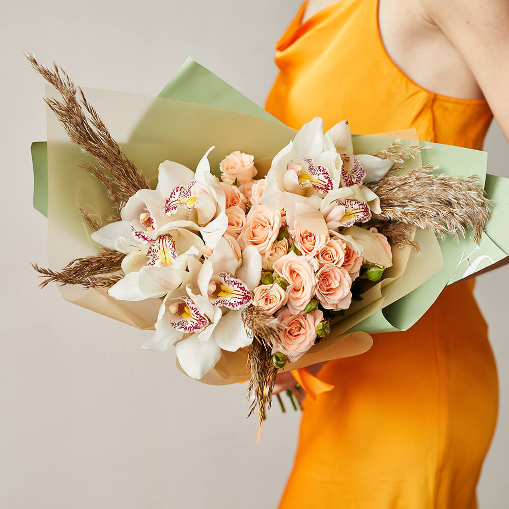 Кустовые розы с орхидеями - 19 шт. за 8 490 руб. | Бесплатная доставка  цветов по Москве