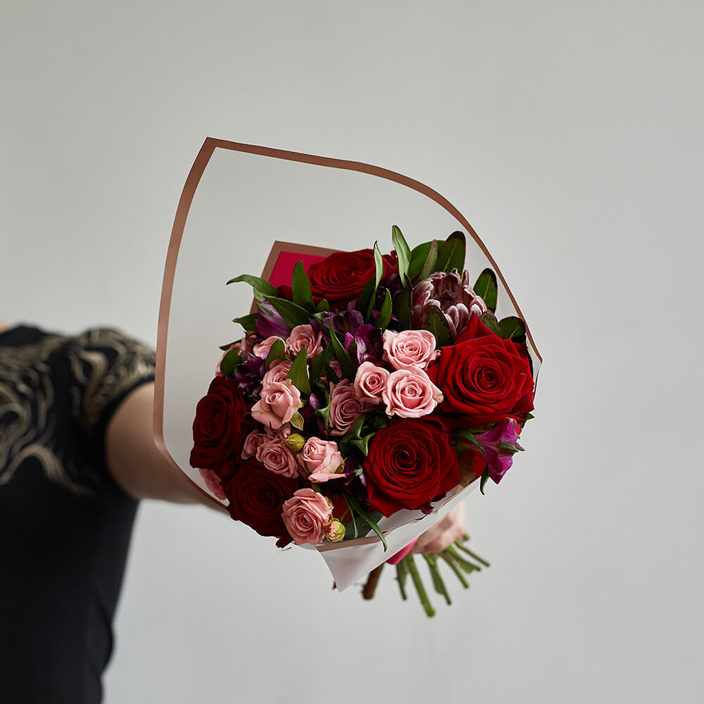 Красные розы с протеей - 17 шт. за 7 790 руб. | Бесплатная доставка цветов  по Москве