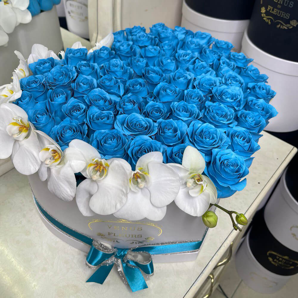 Голубые розы с орхидеями 