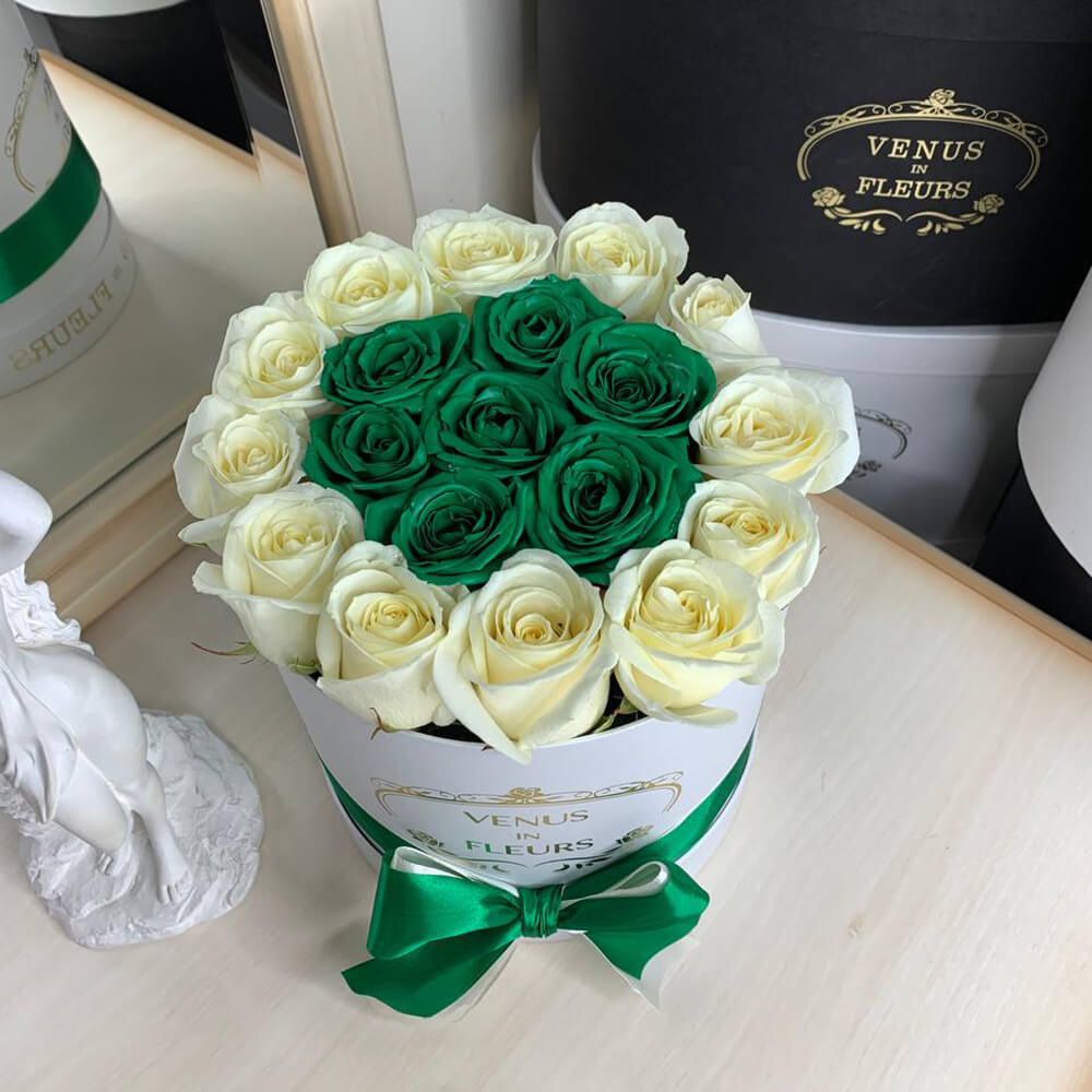 Зеленые розы с окантовкой от 19 шт. Зеленые розы с окантовкой от 19 шт.