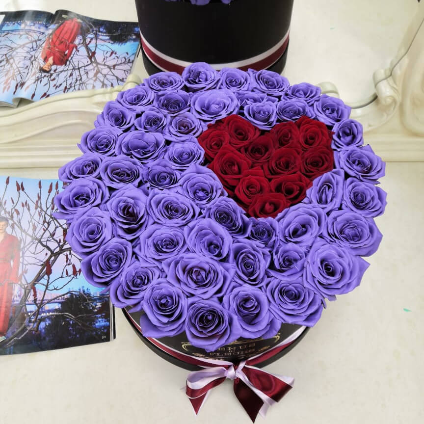 Фиолетовые розы в коробке \